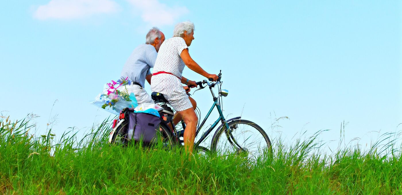 Ehepaar fährt Fahrrad