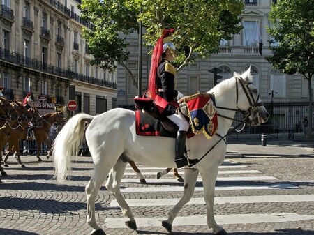 Kostümierte Reiter sitzen auf Pferden und reiten die Straße entlang