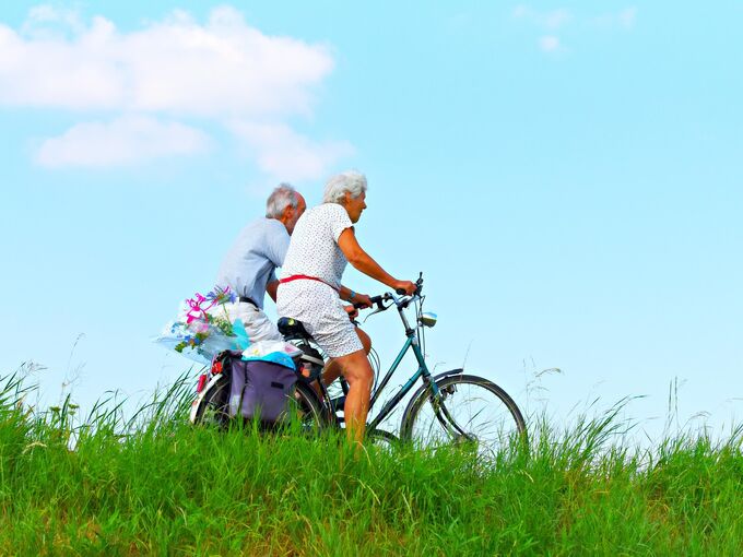 Ehepaar fährt Fahrrad