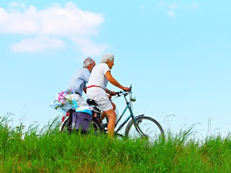 Ehepaar fährt Fahrrad