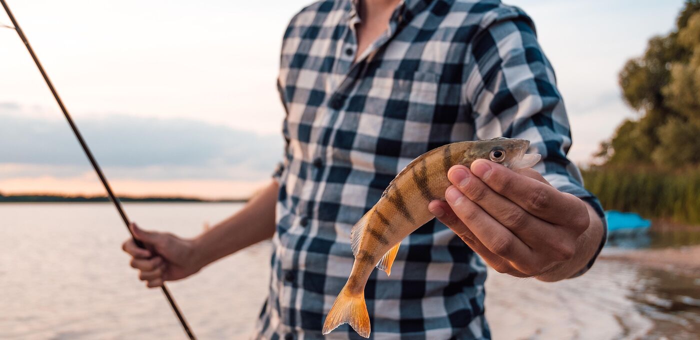 Angler mit Fisch