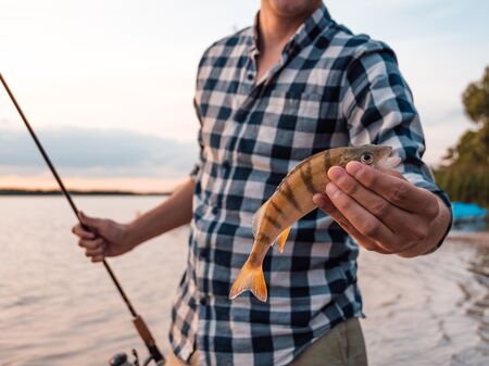 Angler mit Fisch